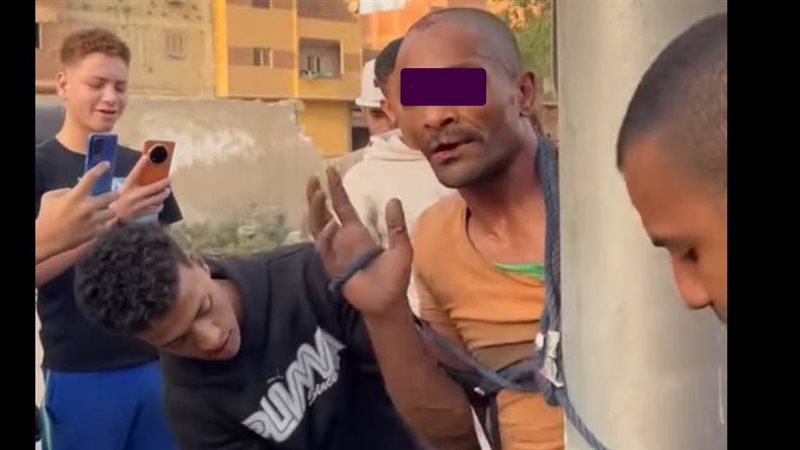 الأهالي يمسكون لص