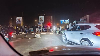فقد السيطرة عليها، سيارة طائشة تسقط عمود إنارة بطريق 