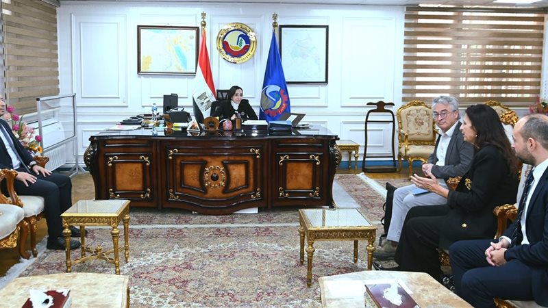 محافظ البحيرة مع