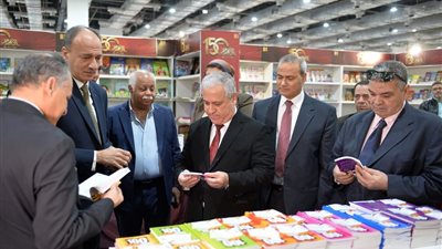 رئيس الهيئة الوطنية للصحافة يتفقد أجنحة المؤسسات القومية بمعرض الكتاب