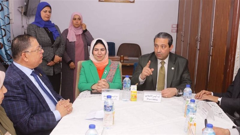 محافظ دمياط يلتقي