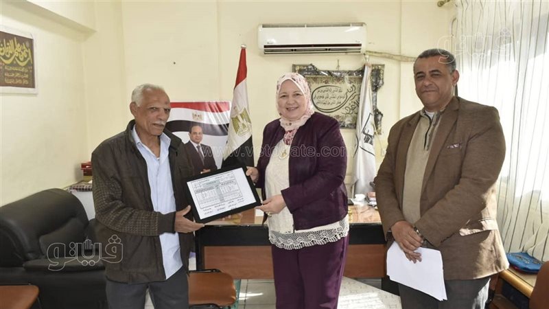مسن يواصل تعليمه
