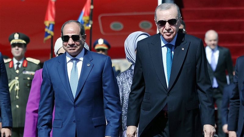  السيسي وقرينته يستقبلان