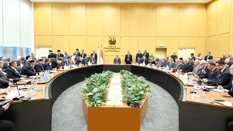 وزير الإسكان يلتقى