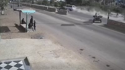 قلب ميكروباص وماشي ولا على باله، سائق كارو يتسبب في حادث بشع بالمنصورة ( فيديو)