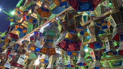 رمضان في مصر حاجة تانية، الفوانيس الكبيرة تزين الشوارع والمساجد بالمعز والسيدة (فيديو وصور) 