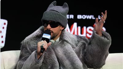  باد باني يوجه تحية لوالدته قبل إحياء عرض مباراة Super Bowl