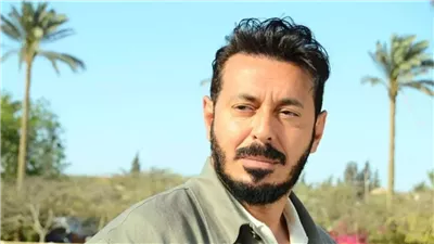 ذبح عجلًا وأحضر طهاة، مصطفى شعبان يقيم 