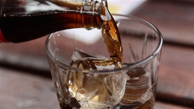 عادة رمضانية خاطئة، لماذا يجب تجنب المشروبات الغازية بعد الإفطار؟ (فيديو)