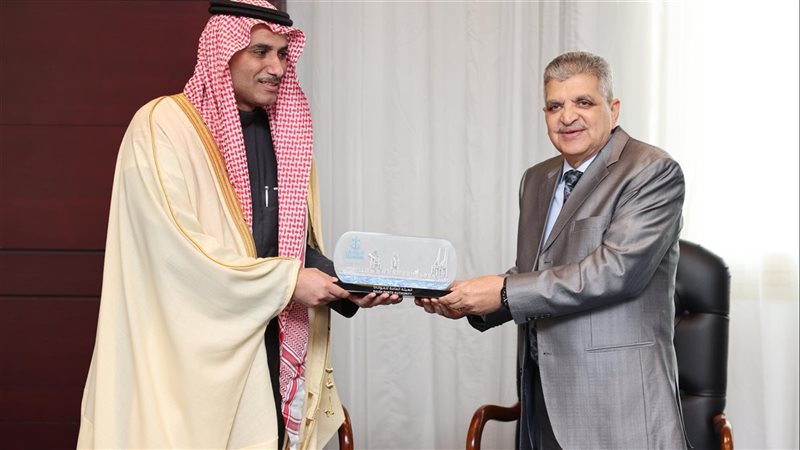 أسامة ربيع يجتمع