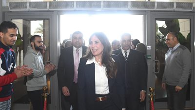 وزيرة الإسكان الجديدة تصل إلى مقر الوزارة عقب أداء اليمين الدستورية