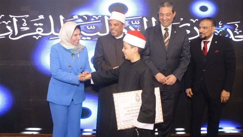 محافظ دمياط يكرم