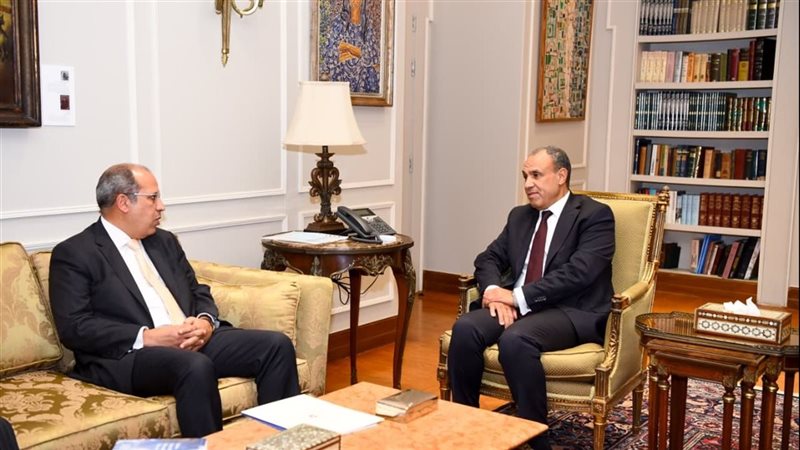 وزير الخارجية مع