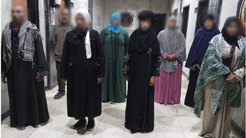 ضبط رجلين و13 سيدة