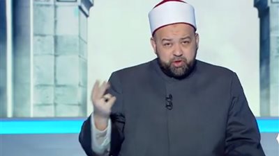 ما حكم من سمع أذان الفجر ونام عن الصلاة ؟ يسري عزام يجيب (فيديو)