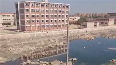 مستنقع يهدد صحة طلاب مدرستي الوابور وإطسا بالفيوم