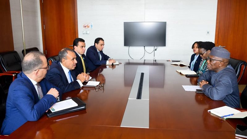وزير الخارجية مع