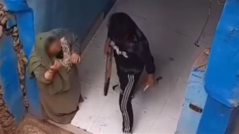 شاب يعتدي على والدته