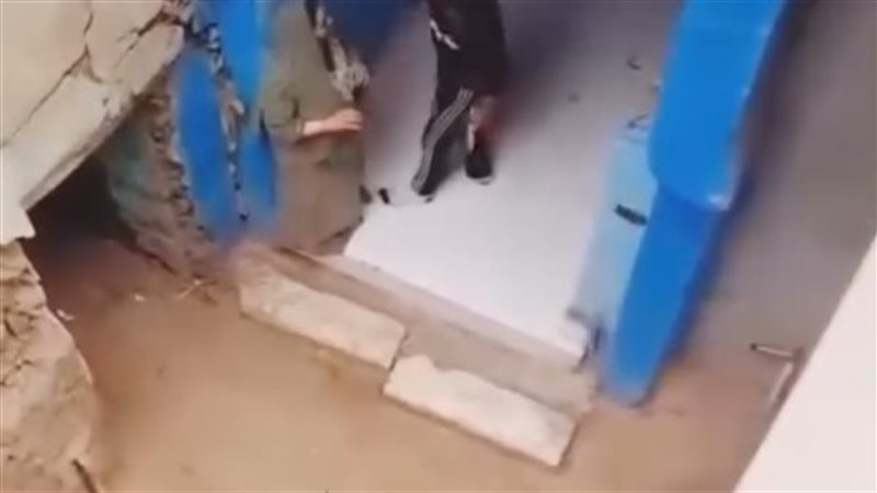 شاب يعتدي بالضرب