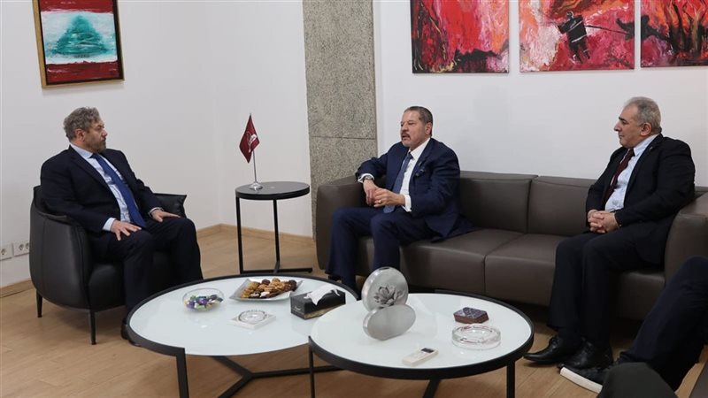 الإجتماع بين ممثل