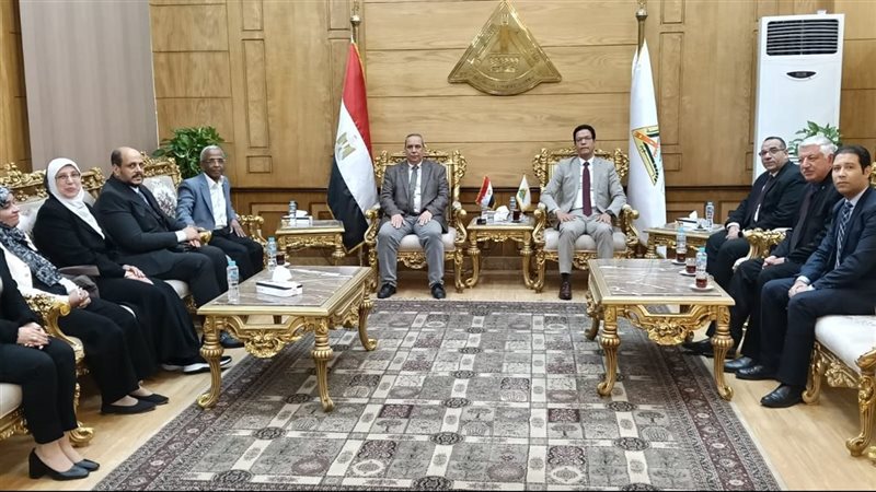 رئيس جامعة بنها يستقبل