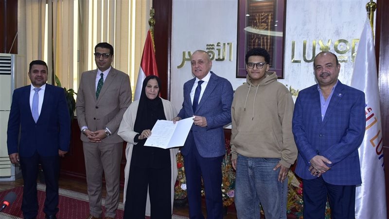 محافظ الأقصر يسلم