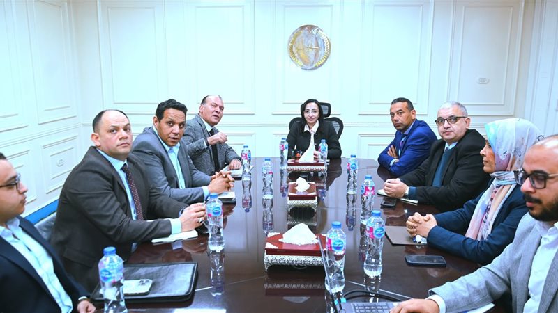 محافظ البحيرة مع