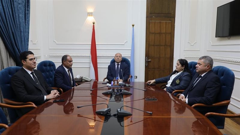 محافظ القاهرة يجتمع
