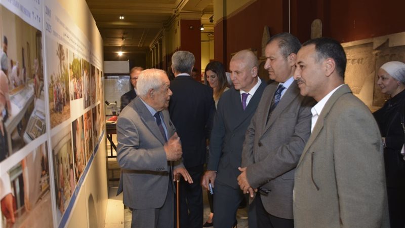 افتتاح معرضا فوتوغرافيا