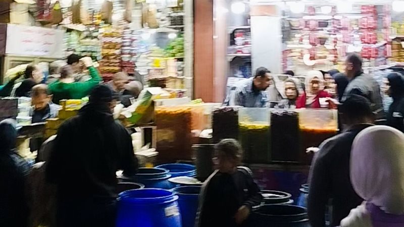 زحام على محال المخللات