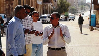 محافظ أسوان يقود جولات ميدانية مكثفة بمنطقة المحمودية (صور)