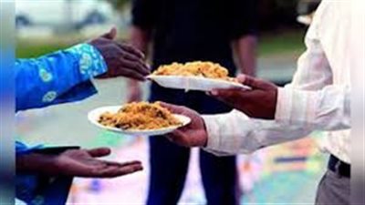 تفسير حلم توزيع الطعام في المنام وعلاقته بزوال الهموم والأحزان 