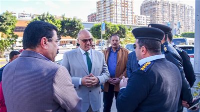 محافظ الإسكندرية يتابع ميدانيًا سيولة الحركة المرورية ويوجه بتكثيف الحملات الرقابية