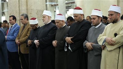 يعمرون مساجد الله، آلاف المصلين يؤدون صلاتي العشاء والتراويح بالجامع الأزهر (صور)