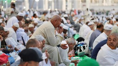 لحظات روحانية لإفطار الصائمين بمختلف الجنسيات في الحرم (صور)