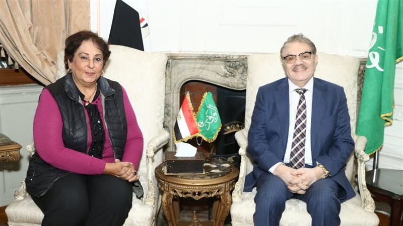 رئيس حزب الوفد والكاتبة