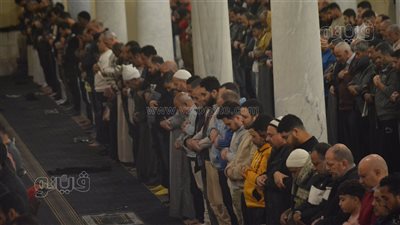 في أولى الليالي الوترية، أجواء روحانية مهيبة في صلاة التهجد بمسجد عمرو بن العاص (صور)