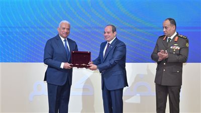 السيسي يمنح الفريق أول عبد المجيد صقر نوط الجمهورية من الطبقة الأولى