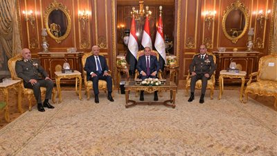 وزير الدفاع يوجه الشكر والتقدير للفريق أول عبد المجيد صقر على ما قدمه من جهود مخلصة وتفان في خدمة الوطن