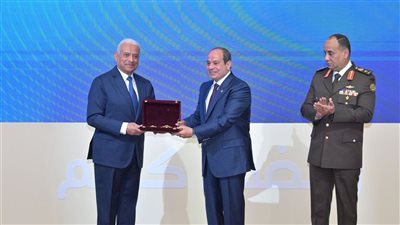 السيسي يشهد حفل تكريم الفريق أول عبد المجيد صقر.. يمنحه نوط الجمهورية من الطبقة الأولى.. يصدق على تعيينه مساعدا لرئيس الجمهورية
