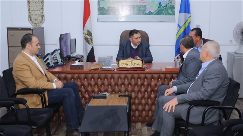 المحافظ يعقد لقاء