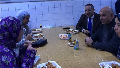  رئيس جامعة دمياط يفاجئ طالبات المدينة ويشاركهن مائدة الإفطار