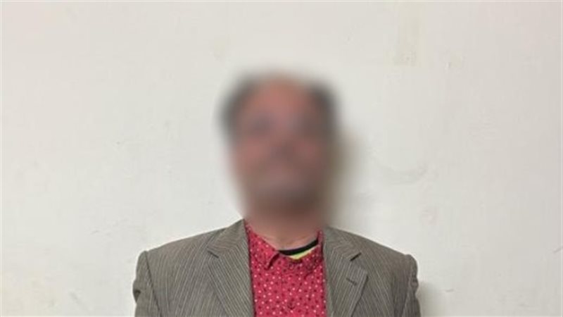 مرشد سياحي يرسم على