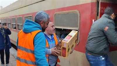 للعام الرابع على التوالي، شباب المنوفية يعزمون ركاب القطار على فراخ وكفتة (فيديو) 