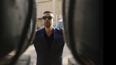  الكينج الحلقة 7، محمد إمام يبدأ تجارة السلاح وزوجة بدير الأولى تحاول التخلص من زمزم بالسم