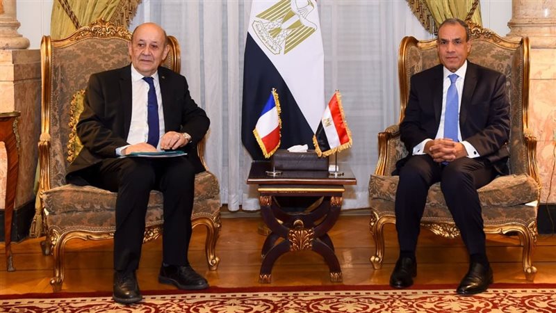 وزير الخارجية مع