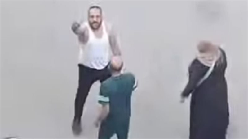 فيديو اعتداء شاب
