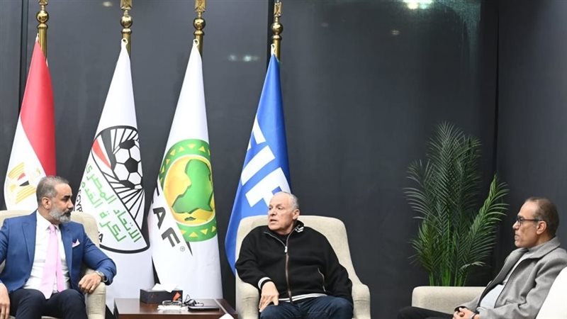 أبو ريدة مع مسؤول
