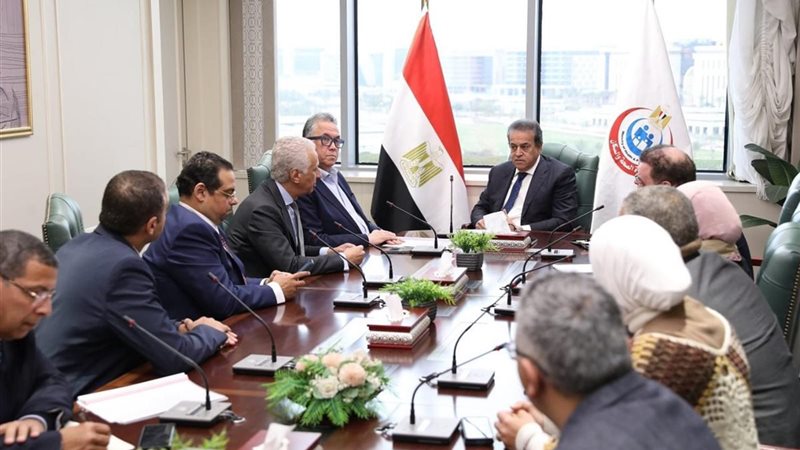 وزير الصحة خلال الاجتماع