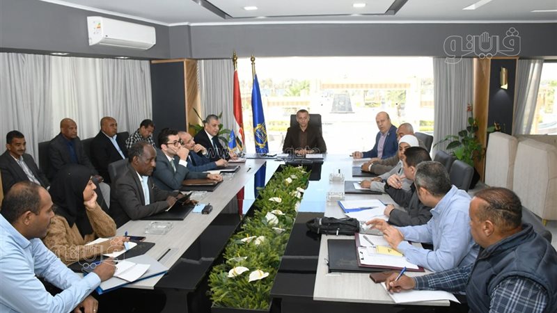اجتماع محافظ اسوان